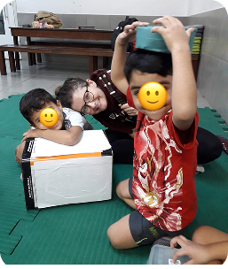 Crianças se divertindo e interagindo com materiais pedagógicos após prática de yoga