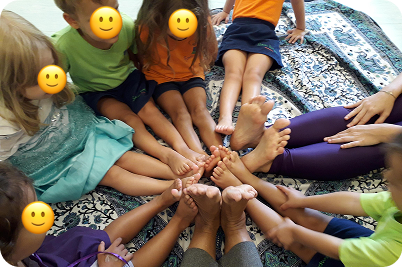 Crianças formando um círculo com os pés unidos, em atividade de conexão e respeito